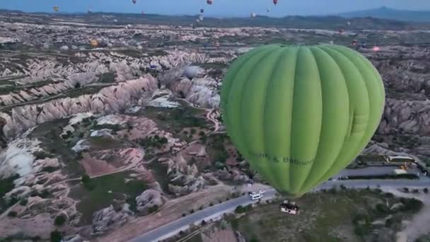 Hot Air Balloons Fly Mountainous Landscape Cappadocia Turkey Aerial View — 비디오