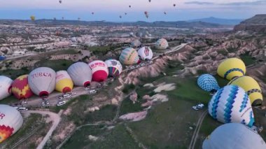 Hava manzaralı Sıcak hava balonları Ünlü Kapadokya kenti, Türkiye.