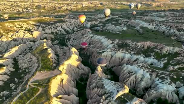 Hot Air Balloons Fly Mountainous Landscape Cappadocia Turkey Aerial View — Vídeo de stock