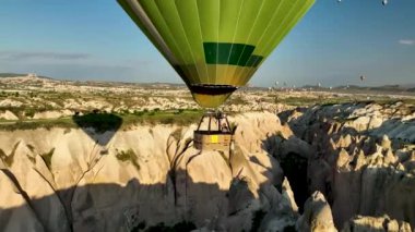 Hava manzaralı Sıcak hava balonları Ünlü Kapadokya kenti, Türkiye.