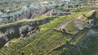 İnsansız hava aracı inanılmaz kaya oluşumlarının üzerinde uçuyor. Muhteşem bir manzara. Kapadokya Türkiye 'nin popüler bir turizm beldesi.