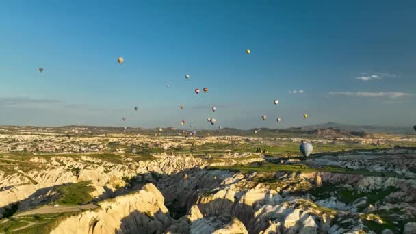 Hot Air Balloons Fly Mountainous Landscape Cappadocia Turkey Aerial View — Stok video