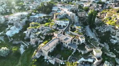 İnsansız hava aracı inanılmaz kaya oluşumlarının üzerinde uçuyor. Muhteşem bir manzara. Kapadokya Türkiye 'nin popüler bir turizm beldesi.