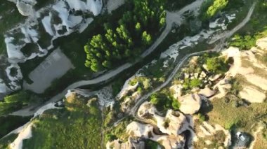 İnsansız hava aracı inanılmaz kaya oluşumlarının üzerinde uçuyor. Muhteşem bir manzara. Kapadokya Türkiye 'nin popüler bir turizm beldesi.