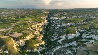 Hindi. İnsansız hava aracı inanılmaz kaya oluşumlarının üzerinde uçuyor. Muhteşem bir manzara..