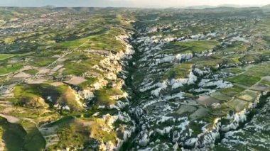 İnsansız hava aracı inanılmaz kaya oluşumlarının üzerinde uçuyor. Muhteşem bir manzara. Kapadokya Türkiye 'nin popüler bir turizm beldesi.
