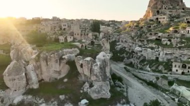 İnsansız hava aracı inanılmaz kaya oluşumlarının üzerinde uçuyor. Muhteşem bir manzara. Kapadokya Türkiye 'nin popüler bir turizm beldesi.