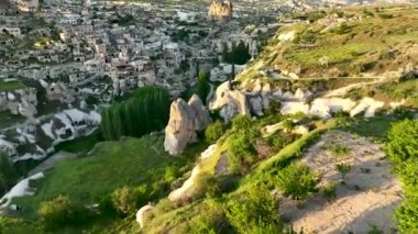 İnsansız hava aracı inanılmaz kaya oluşumlarının üzerinde uçuyor. Muhteşem bir manzara. Kapadokya Türkiye 'nin popüler bir turizm beldesi.