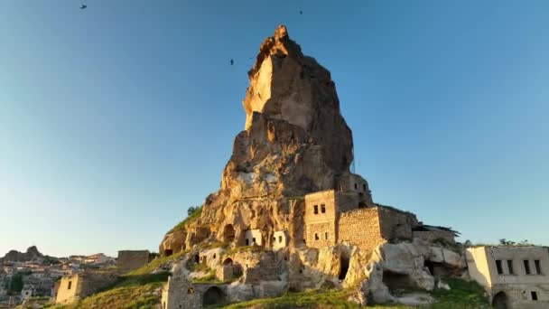 Drone Vliegt Verbazingwekkende Rotsformaties Prachtig Landschap Cappadocië Een Populaire Toeristische — Stockvideo