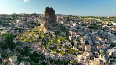İnsansız hava aracı inanılmaz kaya oluşumlarının üzerinde uçuyor. Muhteşem bir manzara. Kapadokya Türkiye 'nin popüler bir turizm beldesi.