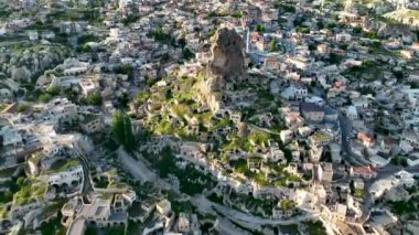 İnsansız hava aracı inanılmaz kaya oluşumlarının üzerinde uçuyor. Muhteşem bir manzara. Kapadokya Türkiye 'nin popüler bir turizm beldesi.