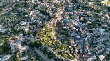 İnsansız hava aracı inanılmaz kaya oluşumlarının üzerinde uçuyor. Muhteşem bir manzara. Kapadokya Türkiye 'nin popüler bir turizm beldesi.