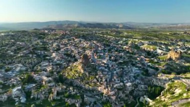 Hindi. İnsansız hava aracı inanılmaz kaya oluşumlarının üzerinde uçuyor. Muhteşem bir manzara..