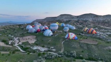Hava manzaralı Sıcak hava balonları Ünlü Kapadokya kenti, Türkiye.