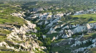 Hindi. İnsansız hava aracı inanılmaz kaya oluşumlarının üzerinde uçuyor. Muhteşem bir manzara..