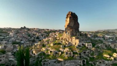 Hindi. İnsansız hava aracı inanılmaz kaya oluşumlarının üzerinde uçuyor. Muhteşem bir manzara..