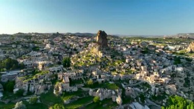 İnsansız hava aracı inanılmaz kaya oluşumlarının üzerinde uçuyor. Muhteşem bir manzara. Kapadokya Türkiye 'nin popüler bir turizm beldesi.