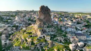 İnsansız hava aracı inanılmaz kaya oluşumlarının üzerinde uçuyor. Muhteşem bir manzara. Kapadokya Türkiye 'nin popüler bir turizm beldesi.
