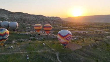 Hava manzaralı Sıcak hava balonları Ünlü Kapadokya kenti, Türkiye.