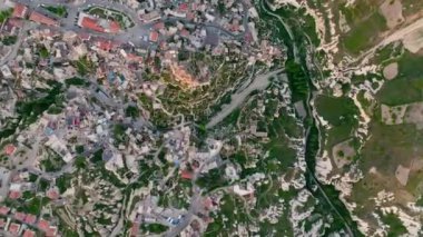 Hindi. İnsansız hava aracı inanılmaz kaya oluşumlarının üzerinde uçuyor. Muhteşem bir manzara..