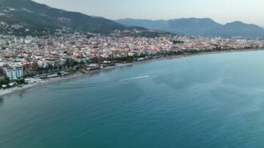 Şehrin üzerinde renkli günbatımı
