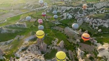 Hava manzaralı Sıcak hava balonları Ünlü Kapadokya kenti, Türkiye.