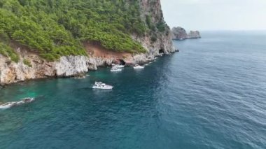 Büyük bir yat denizde duruyor.