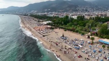 İnsanlar yatta dans ediyor.