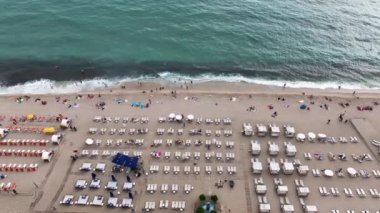 İnsanlar denizde yüzer.