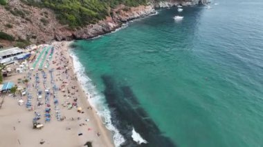 İnsanlar denizde yüzer.