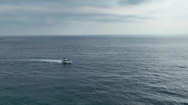 İnsanlar yatta dans ediyor.