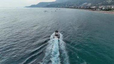 İnsanlar yatta dans ediyor.