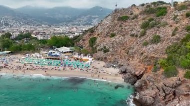 İnsanlar denizde yüzer.