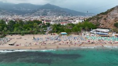 İnsanlar denizde yüzer.