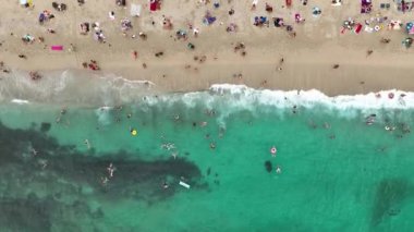 İnsanlar denizde yüzer.