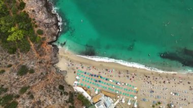 İnsanlar denizde yüzer.