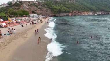 İnsanlar denizde yüzer.