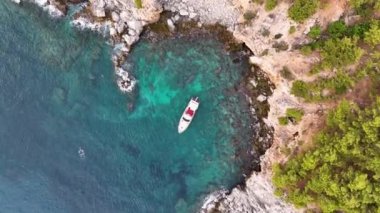 Büyük bir yat denizde duruyor.