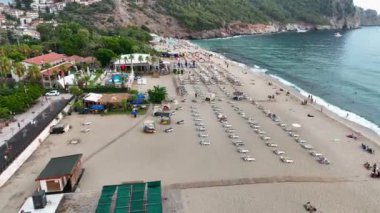 İnsanlar denizde yüzer.