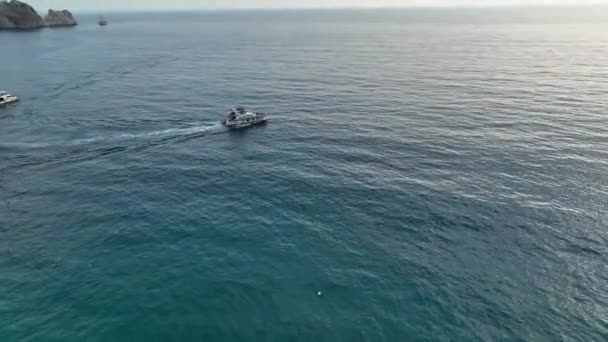 Een Groot Jacht Staat Zee — Stockvideo