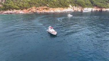 Büyük bir yat denizde duruyor.
