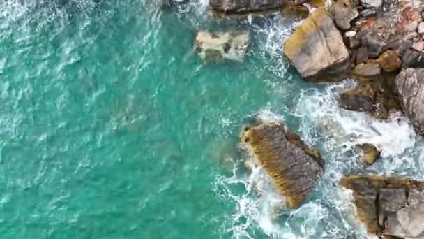 素晴らしい海の岩の質感 — ストック動画