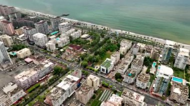 Şehrin üzerinde renkli günbatımı