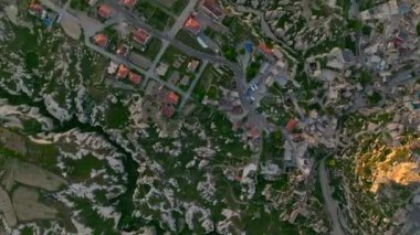 Hindi. İnsansız hava aracı inanılmaz kaya oluşumlarının üzerinde uçuyor. Muhteşem bir manzara..