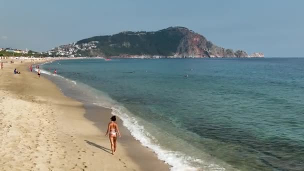 Chica Caminando Playa — Vídeos de Stock