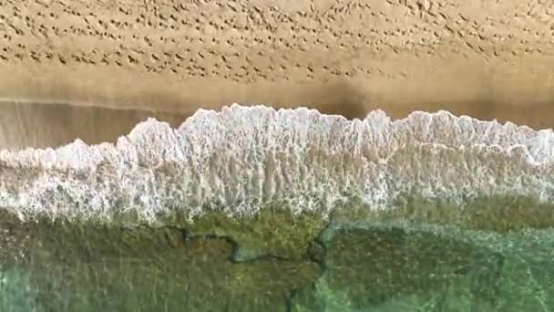 드론으로 바다를 촬영하는 — 비디오