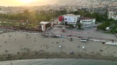 Şehrin üzerinde renkli günbatımı