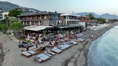 Şehrin üzerinde renkli günbatımı