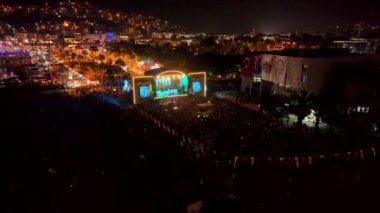 Hava görüntüsü içerisindeki insanlar 4 K