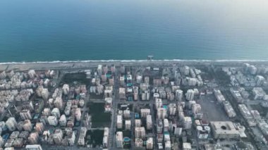 Şehrin üzerinde renkli günbatımı